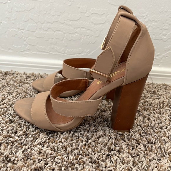 Tan/Nude casual heel. Size 6.5 - Picture 2 of 5